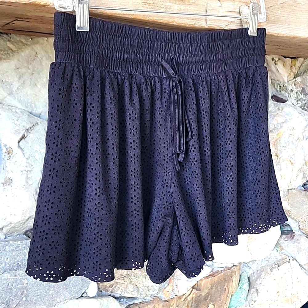 Lumiere Floral Eyelet Laser Cut  Scalloped Pull On Shorts Size Medium